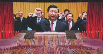 Copertina di Cina, la mossa del presidente Xi: “Chi ha redditi più alti restituisca alla società. Puntiamo a prosperità comune per tutti”