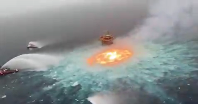 Nel Golfo del Messico la rottura di un gasdotto ha creato un “occhio di fuoco” dentro l’oceano