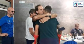 Copertina di Spinazzola lascia il ritiro della Nazionale in stampelle: in un video l’abbraccio e il saluto degli azzurri