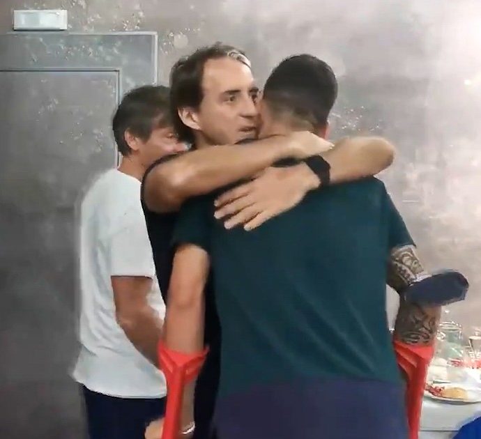 Spinazzola lascia il ritiro della Nazionale in stampelle: in un video l’abbraccio e il saluto degli azzurri