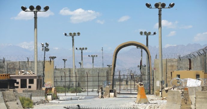 Bagram chiude: i Talebani avanzano, i civili si armano