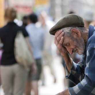 Copertina di Gli effetti dell’indigenza in Italia: sempre più persone non possono permettersi un pasto con carne o pesce