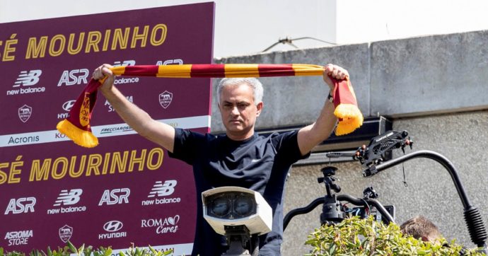 Copertina di Mourinho, lo “Special One” sbarca a Roma Bagno di folla a Ciampino e Trigoria: “Daje!”