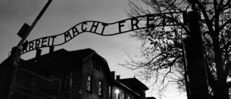 Copertina di L’europarlamentare leghista su Twitter cita i lager contro i vaccini. Interviene l’Auschwitz memorial: “Declino morale e intellettuale”