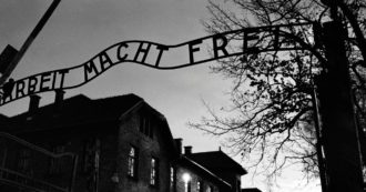 Copertina di L’europarlamentare leghista su Twitter cita i lager contro i vaccini. Interviene l’Auschwitz memorial: “Declino morale e intellettuale”