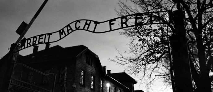 L’europarlamentare leghista su Twitter cita i lager contro i vaccini. Interviene l’Auschwitz memorial: “Declino morale e intellettuale”