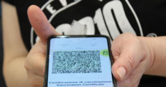 Copertina di Green pass e vaccini falsi in vendita nel dark web: la Finanza sequestra 10 canali Telegram