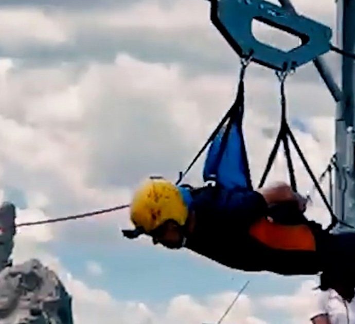 Salvini con casco e tuta si lancia con il “Volo dell’angelo” sulle Dolomiti lucane: il video
