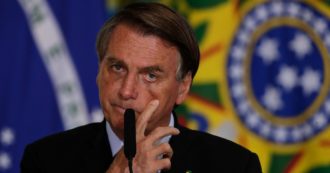 Brasile, per il presidente Bolsonaro i vaccini causano l’Aids: sospeso da Youtube e video rimosso dai social