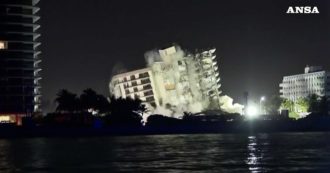 Copertina di Miami, demoliti i resti del condominio collassato: le immagini dell’esplosione