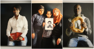 Copertina di Io sono/I am, in mostra al Mudec i ritratti con le storie dei richiedenti asilo arrivati in Italia. “In loro non c’è commiserazione, solo forza”