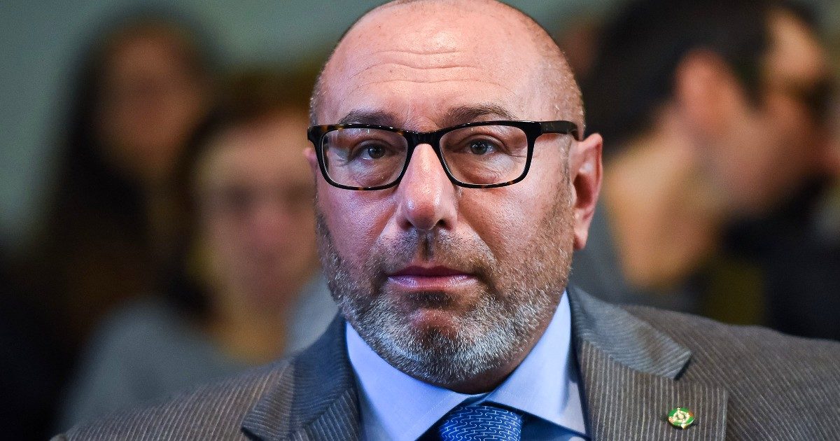 Luca Bernardo, la denuncia: “Il medico candidato col centrodestra a Milano gira armato in ospedale”. Lui: “Di notte, mai in corsia. Querelo”