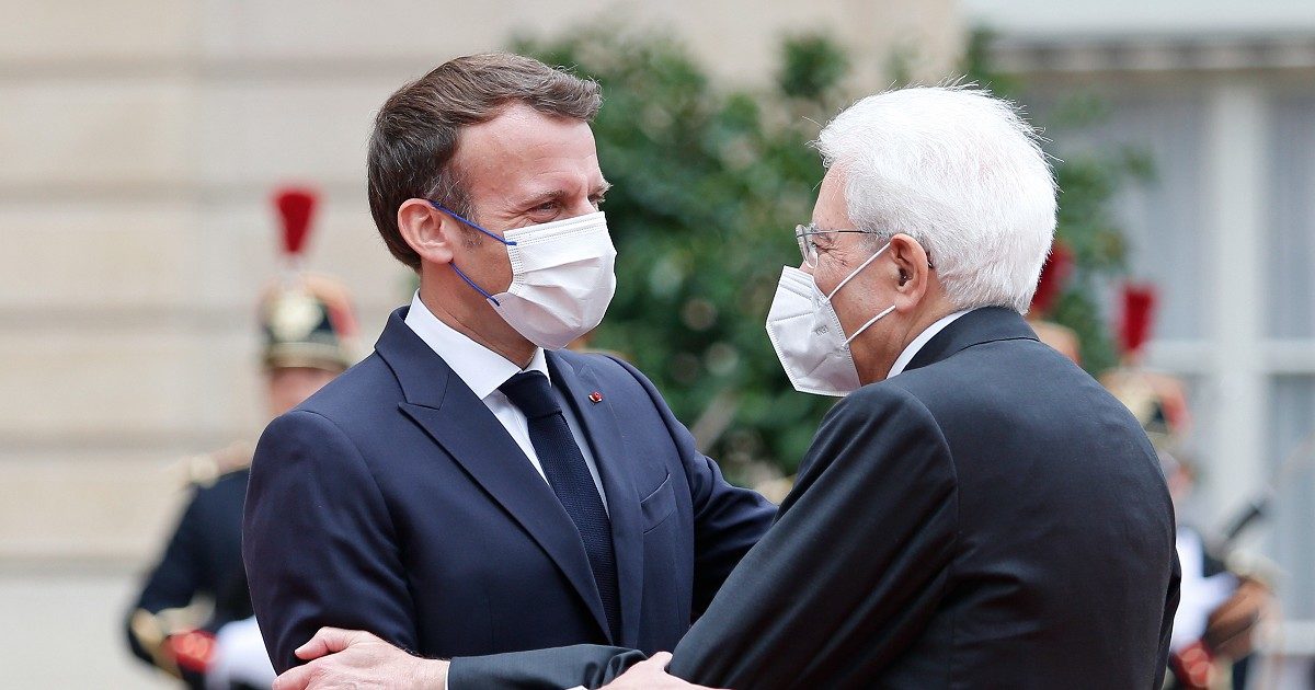 Mattarella incontra Macron a Parigi, pronto il Trattato del Quirinale. Sull’Ue: “Se si va contro i Trattati lo si fa al prezzo dell’abbandono”