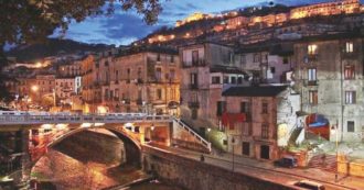 Copertina di La “tutela attiva” del sindaco. E Cosenza crolla per strada