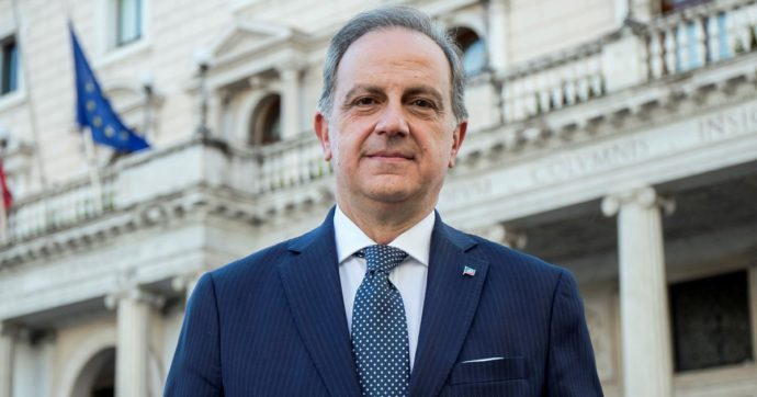 I fondi pubblici finanziano pure i maxi-stipendi a pochi direttori