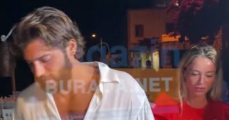 Copertina di Can Yaman furioso fuori da un ristorante in Turchia. Diletta Leotta: “Non mi tirare però” (VIDEO)