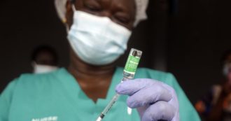 Copertina di Covid, l’Oms: in Africa salgono i contagi ma è vaccinato l’1% della popolazione. Lo studio: i Paesi poveri dovranno aspettare fino al 2023