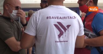 Copertina di Sciopero del trasporto aereo, i dipendenti di Air Italy in presidio fuori da Linate: “Difficile a 56 anni trovare collocazione nel mercato del lavoro”