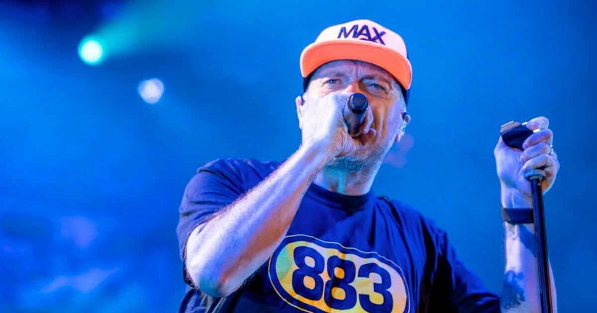 “Il successo non cambia quella sensazione di inadeguatezza. La morte? Ineluttabile, vorrei avere il tempo di salutare”: Max Pezzali si racconta