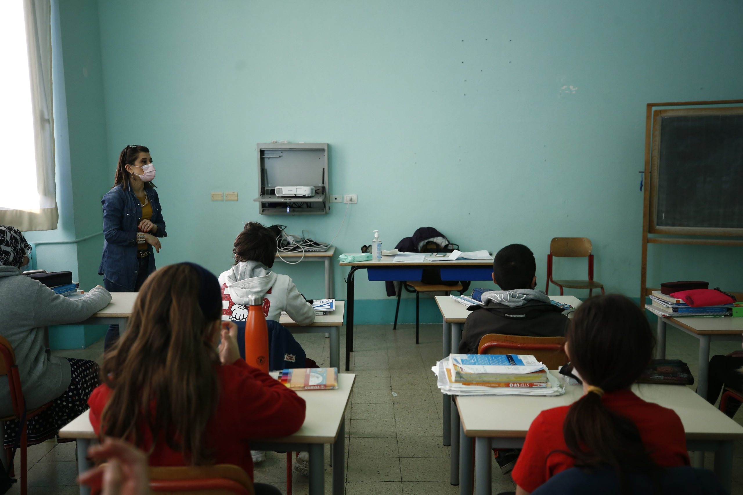 Brindisi, genitori denunciano il prof: “Nostro figlio minacciato di morte”