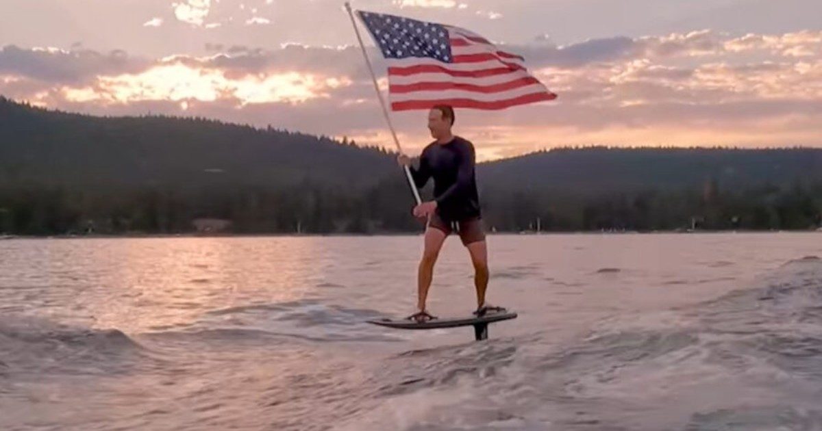 Cos’è l’hydrofoil, la “tavola volante” usata da Mark Zuckerberg nel video per festeggiare l’Indipendenza Usa