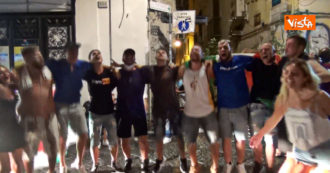 Copertina di Euro 2020, a Napoli i tifosi dell’Italia cantano “Notti magiche”: il video dei festeggiamenti