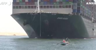 Copertina di La nave Ever Given lascia il Canale di Suez dopo il sequestro: era rimasta incagliata oltre tre mesi fa – Video