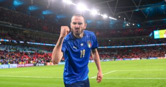 Copertina di Italia-Spagna, Bonucci scambiato per un invasore di campo: bloccato dagli steward di Wembley mentre festeggiava