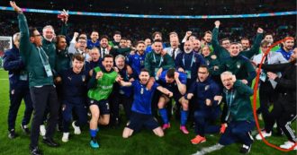 Copertina di Italia-Spagna, invasore di campo festeggia abbracciato a Verratti. Che se ne accorge in ritardo: “Ma chi sei?”