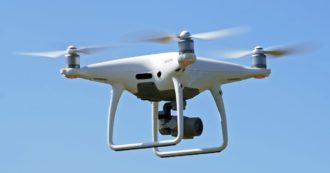 Copertina di Milano, fa volare il drone dal sagrato al Duomo: multa di 33mila euro per un turista messicano. L’avvocato: “Non ci sono i cartelli”