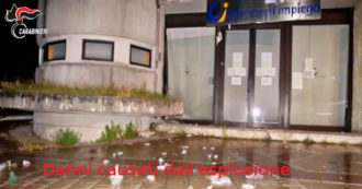 Copertina di Avellino, fecero esplodere una bomba al centro per l’impiego in segno di protesta contro le misure anti-Covid: arrestati – Video