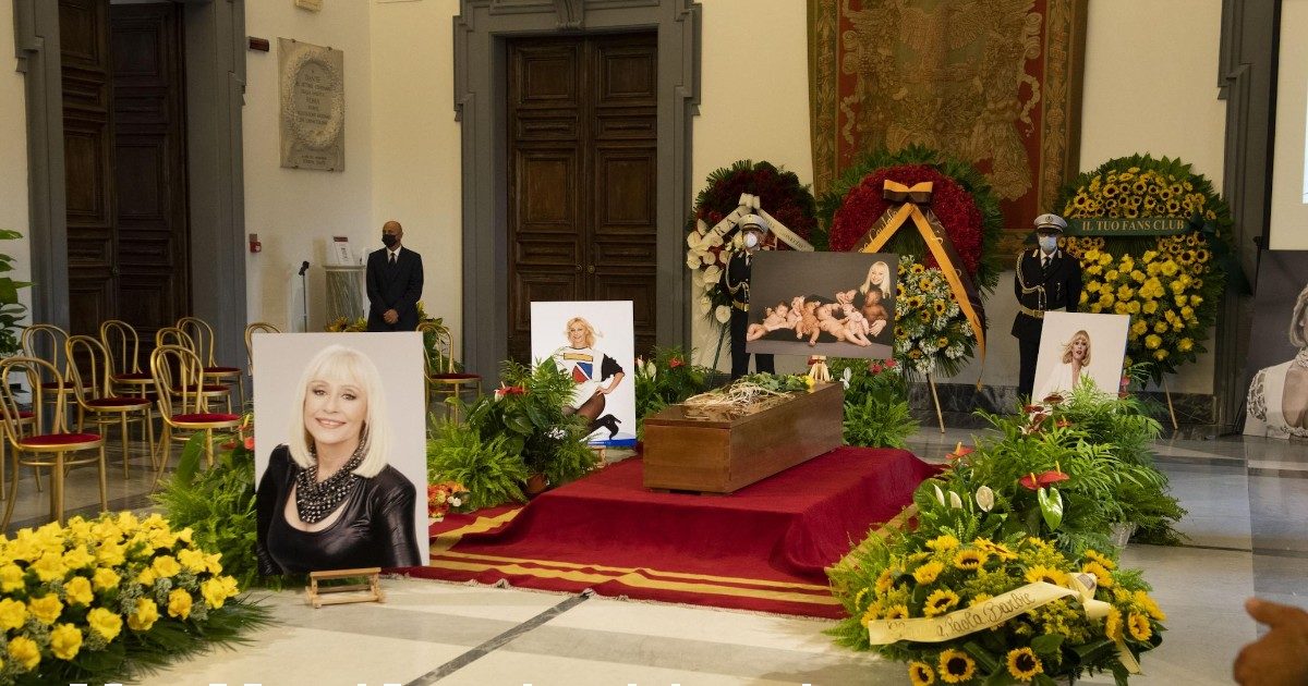 Raffaella Carrà, lacrime e commozione ai funerali a Roma: le sue ceneri saranno portate a San Giovanni Rotondo.  Virginia Raggi: “Oggi l’Italia si ferma per una grande donna”