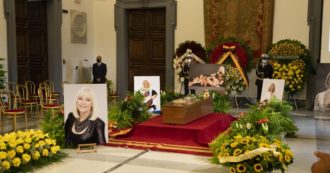 Copertina di Raffaella Carrà, lacrime e commozione ai funerali a Roma: le sue ceneri saranno portate a San Giovanni Rotondo.  Virginia Raggi: “Oggi l’Italia si ferma per una grande donna”