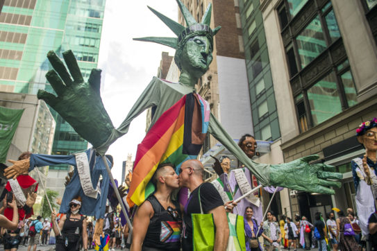 Copertina di La doppia faccia delle aziende Usa: partecipano al pride e finanziano partiti anti LGBTQ+
