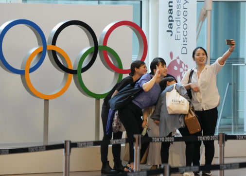 Copertina di Suga si arrende: opzione “zero pubblico” per le Olimpiadi più care di sempre
