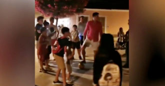 Copertina di Lewandowski in vacanza in Sardegna non resiste al pallone: l’inattesa partita coi bambini – Video