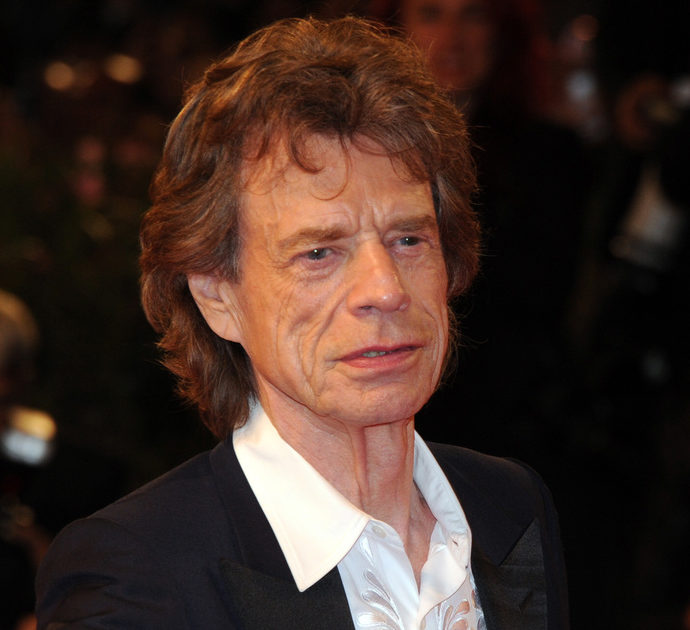 Europei 2021, Mick Jagger viola la quarantena per andare allo stadio a vedere l’Inghilterra: “Rischia 10mila sterline di multa”