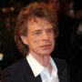 Copertina di Party con Mick Jagger e Dakota Johnson fermato dai carabinieri a Stromboli: musica vietata