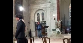 Copertina di Al Bano canta in chiesta ma il vescovo si infuria: “Si esibiscano nella sala ricevimenti (VIDEO)