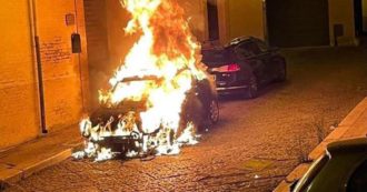 Copertina di Foggia, incendiata l’auto dell’assessore Pd all’Ambiente di San Severo: “Non mi fermo, ma voglio tutele”. Letta: “Siamo con te”