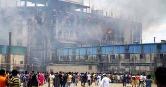 Copertina di Bangladesh, incendio in fabbrica: oltre 50 operai morti. Erano chiusi a chiave dentro al reparto