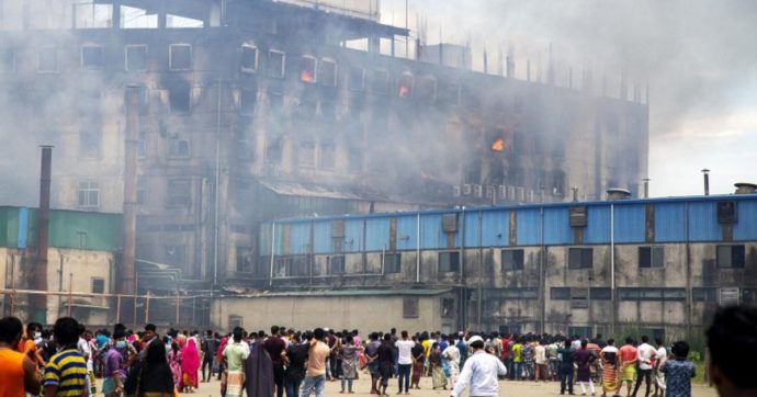 Bangladesh, incendio in fabbrica: oltre 50 operai morti. Erano chiusi a chiave dentro al reparto
