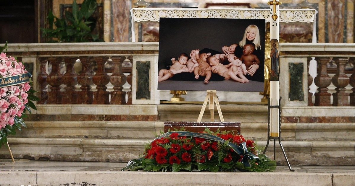 Funerali Raffaella Carrà, una sola firma nell’enorme cuore di rose rosse: “Sergio”. L’ultimo addio, da lei stessa preparato in ogni dettaglio