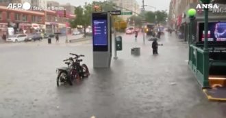 Copertina di New York allagata: la tempesta tropicale Elsa si abbatte sulla città. Strade sommerse e auto bloccate: le immagini