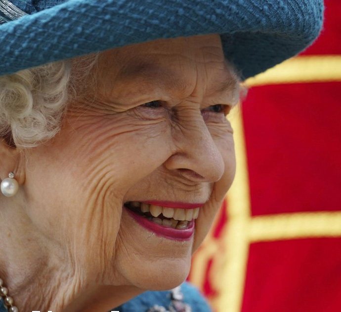 La Regina Elisabetta felice in pubblico a tre mesi dalla morte di Filippo: ecco perché