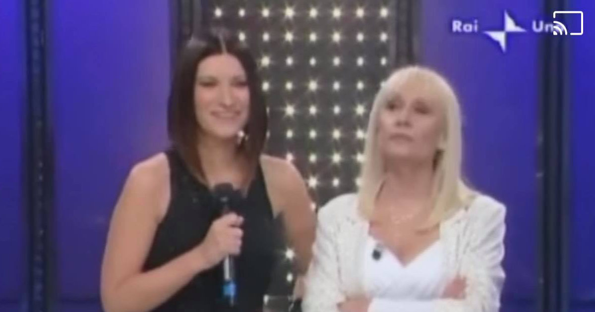 Raffaella Carrà, Laura Pausini ‘rimedia’ alla pubblicazione della foto che aveva fatto arrabbiare i commentatori