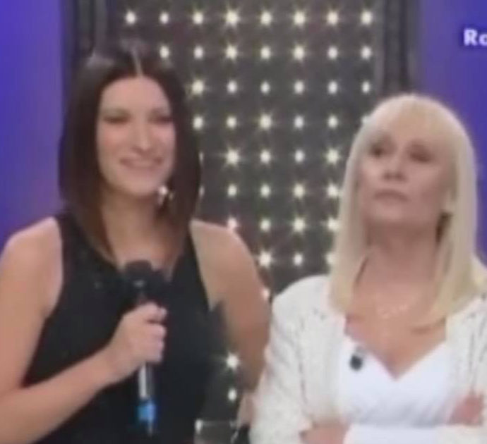 Raffaella Carrà, Laura Pausini ‘rimedia’ alla pubblicazione della foto che aveva fatto arrabbiare i commentatori