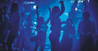 Copertina di Allarme focolai giovani all’aperto. Brusaferro: “Vaccini, fate presto”