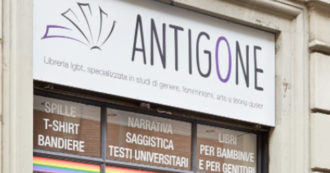 Copertina di Milano, la libreria Lgbt Antigone derubata il giorno del Pride. Il fondatore: “Manca la conoscenza della cultura Lgbt”