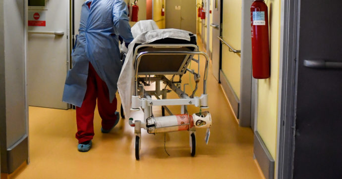 “Farmaci sperimentali ai pazienti oncologici senza autorizzazione”: interdetti un primario dell’ospedale di Reggio Calabria e il suo vice